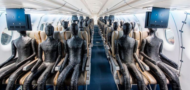Forschungsflugzeug Do 728: Mit Dummies untersuchen Wissenschaftler die Ausbreitung von Tröpfchen in Zugabteilen und Flugzeugkabinen.