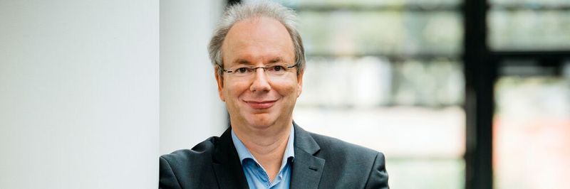 Ralf Koenzen ist Geschäftsführer der Lancom Systems GmbH. Das Unternehmen stellt Netzwerk- und Security-Lösungen (WAN, LAN, WLAN & Firewalls) für Wirtschaft und Verwaltung her.