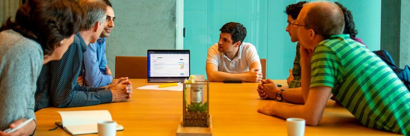Low-Code-Plattformen sind darauf ausgelegt, die Kommunikation zwischen den Teammitglieder einfacher zu machen und Kollaboration zu fördern.