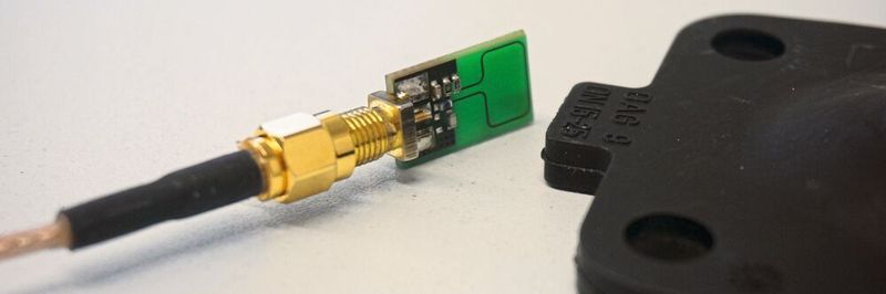 Ein integrierter RFID-Tag wird von einer Leseantenne ausgewertet.