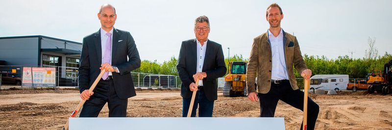 Mit dem neuen Produktionsgelände fokussiert Protolabs den Ausbau seiner 3D-Druck-Kapazitäten. Auf dem Bild zu sehen: Herr Meier (Finanzdirektor Proto Labs Germany GmbH), Herr Klostermeier (Bürgermeister Putzbrunn), Herr Cohn (Geschäftsführer Proto Labs Germany GmbH)