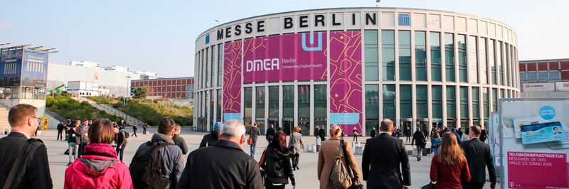 Vor dem Eingang zur DMEA 2019 – in diesem Jahr können Besucher die Messe nur im Netz erleben