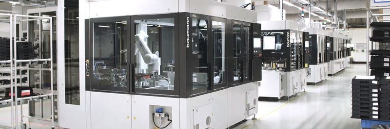 In einer Roboterzelle zur Lichtschrankenmontage in der 4.0 Now Factory von Sick in Freiburg-Hochdorf wird durch den Einsatz von Lichttastern mit integriertem Load Mapping der Bestückungsprozess optimiert.