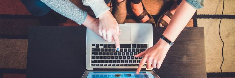 Ob Layout, Menüleisten, Bannerwerbung, Pop-ups, Call-to-Action oder gezielt ausgelieferte Texte: Alles, was das digitale Erlebnis von Kunden auf einer Website oder in einem anderen Kanal ausmacht, lässt sich auf Basis bekannter Parameter maßschneidern.