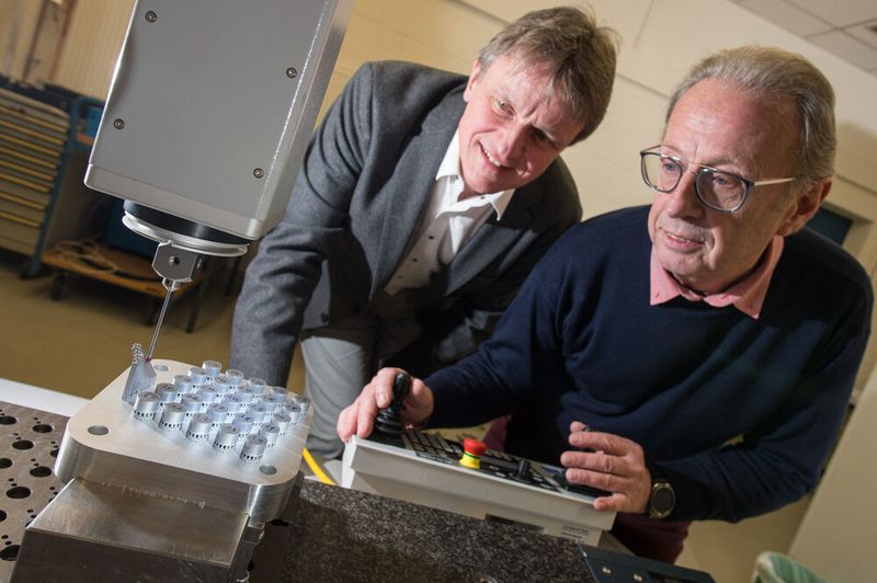 Bei dem neu entwickelten Verfahren wird 3D-Druck und elektrochemisches Abtragen kombiniert. Komplizierte Bauteile aus hochbelastbaren Metallen können damit auf Tausendstel Millimeter genau geformt werden.