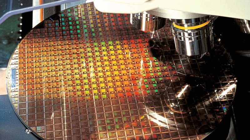 Typischer Waver: Die 7nm-Prozesstechnologie befindet sich bereits seit 2018 in der Serienproduktion bei TMSC. Für die nun weltweit erste automotive-zertifizierte 7-nm-Chipfertigung kooperiert TSMC mit dem EDA-Toolanbieter Ansys.