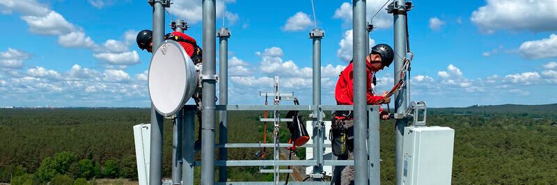 5G-Antenne in Berlin: Arbeiter montieren auf einem Funkmast im Berliner Stadtteil Schmöckwitz in gut 50 Meter Höhe Antennen für die fünfte Mobilfunk-Generation (5G). Dabei werden Massive-MIMO-Mehrantennensysteme (Multiple Input Multiple Output) verwendet, mit deren Hilfe im 5G-Mobilfunk extrem hohe Datenmengen bei geringen Latenzzeiten transportiert werden können.