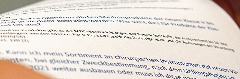 Zusammenhänge verdeutlichen und Argumentationshilfen geben: Das neue Informationsblatt der Medical Mountains GmbH vermittelt Einschätzungen zu häufig auftauchenden regulatorischen Fragen zu den Klassen I und Ir.