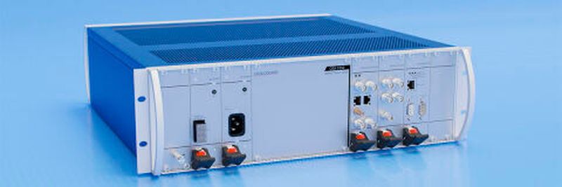 Die Atomuhr Oscilloquartz OSA 3350 ePRC+ schützt Synchronisationsnetze vor kostspieligen und gefährlichen Ausfällen von Satellitensignalen.
