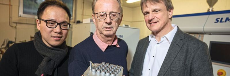 An der Universität des Saarlandes werden 3D-Druck und elektrochemisches Abtragen für hochpräzise Bauteile kombinieren. Professor Dirk Bähre (r.), der Forscher Shiqi Fang (l.) und der technische Mitarbeiter Stefan Wilhelm (Mitte).