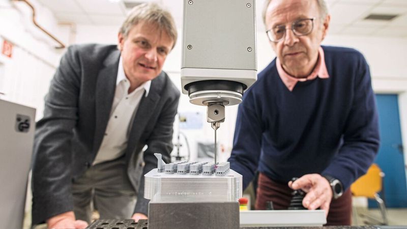 Die Feinbearbeitung ist Spezialität der Saarbrücker Fertigungstechniker um Professor Dirk Bähre (l., hier mit dem technischen Mitarbeiter Stefan Wilhelm aus seiner Forschungsgruppe). Mit neuartigen Verfahren formen sie auf Tausendstel Millimeter genau komplizierte Bauteile aus hochbelastbaren Metallen, indem sie 3D-Druck und elektrochemisches Abtragen kombinieren.