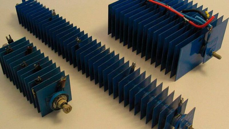 Bild 1: Die Plattengröße des Selengleichrichters bestimmte seine Stromtragfähigkeit. Ein wichtiges Einsatzgebiet waren Stromversorgungen.