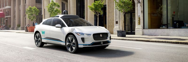 Entwicklungsfahrzeug der Firma Waymo.