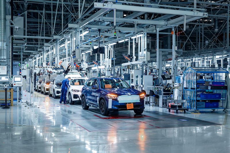 BMWs ix3: Wichtiger Teil der Elektrifizierungsstrategie der Münchner. Das Modell soll planmäßig im Spätsommer vom Band laufen.