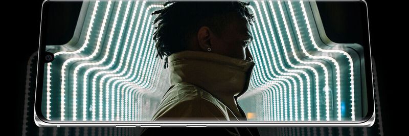 Das LG Velvet 5G besteht aus einer gewölbten Glasoberfläche.