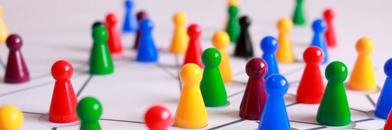 Die EU-MDR bestimmt neue Verantwortungen und Zuständigkeiten für die verschiedenen Einheiten innerhalb der Lieferketten, die ein wirtschaftliches Interesse vertreten, die sogenannten Wirtschaftsakteure. Unternehmen müssen nun also die neuen Anforderungen an diese Akteure entziffern und entsprechend umsetzen.