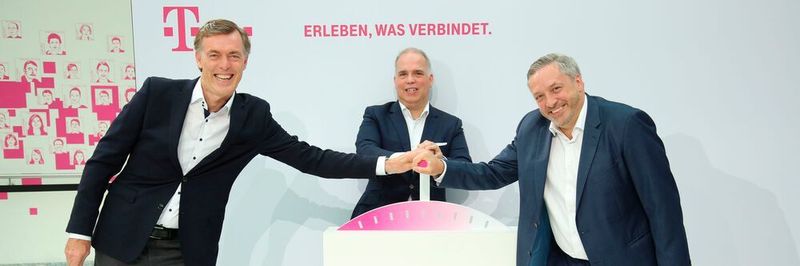 5G-Initiative für Deutschland : Michael Hagspihl (Geschäftsführer Privatkunden), Dirk Wössner (Telekom-Deutschland Chef) und Walter Goldenits (Technikchef der Telekom in Deutschland) stellen den 5G-Boost vor.
