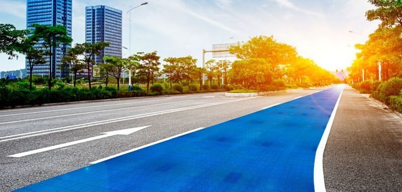 Alleine in Deutschland eignen sich etwa 1.400 Quadratkilometer horizontale Flächen für Solarstraßen, mit deren Strom sich etwa 20 Millionen Fahrzeuge mit Energie versorgen ließen.