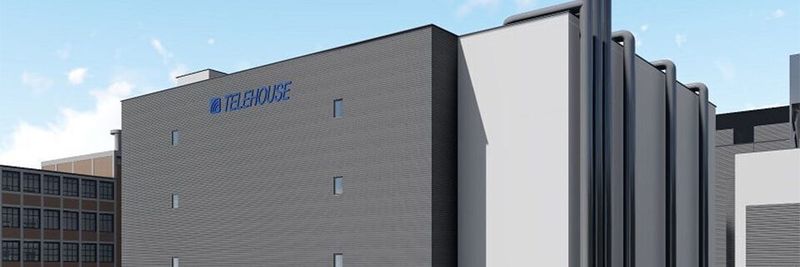 Das Gebäude D besteht aus drei Stockwerken mit jeweils mehr als 700 Quadratmetern Co-Location-Fläche und einer Bodentragkraft von 1.200 Kilogramm pro Quadratmeter. Es verfügt über zwei Schwerlastaufzüge (maximal 4.000 kg Nutzlast). Die Stromversorgung ist N+1-redundant, USV-gesichert und besitzt einen Anschluss an 30-Kilovolt-Ring über Umspannwerk auf dem Datacenter-Campus.