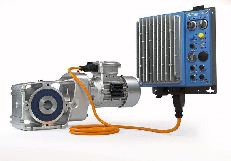 Im Logidrive-Antrieb steckt ein IE4-Synchronmotor, ein zweistufiges Kegelstirnradgetriebe sowie ein Nordac Link-Feldverteiler.