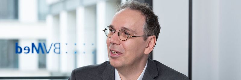 „Wir brauchen eine Harmonisierung europäischer Gesundheitsdaten und Zugang zum European Health Data Space, einen besseren Zugang der Bevölkerung zu telemedizinischen Anwendungen und eine Präventionsstrategie von Herz-Kreislauf-Erkrankungen“, so BV-Med-Geschäftsführer Dr. Marc-Pierre Möll.