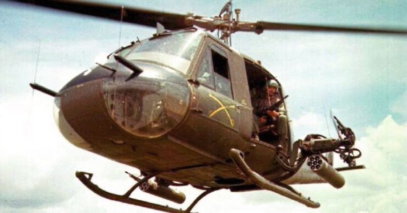 Bei uns in Deutschland den Älteren noch bekannt als „Teppichklopfer“ – Bell UH-1B im Einsatz im Vietnam-Krieg.