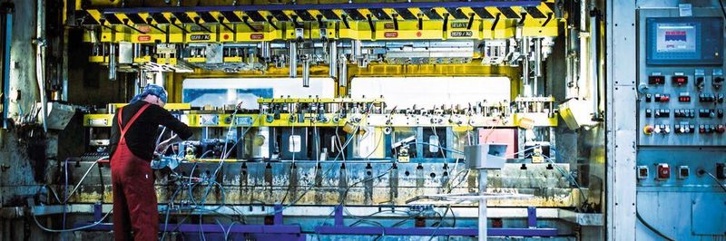 Blechteile für die Automotivebranche produziert die Paul Kauth GmbH & Co. KG hochproduktiv auf komplexen Folgeverbundwerkzeugen.