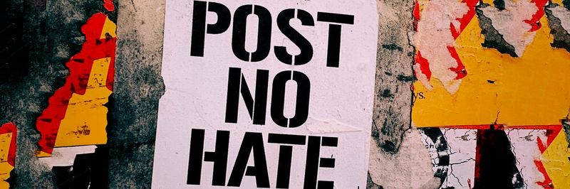 Ein neues Gesetz soll dabei helfen, Hass und Hetze im Internet gezielter verfolgen zu können, doch gibt es datenschutzrechtliche Bedenken.