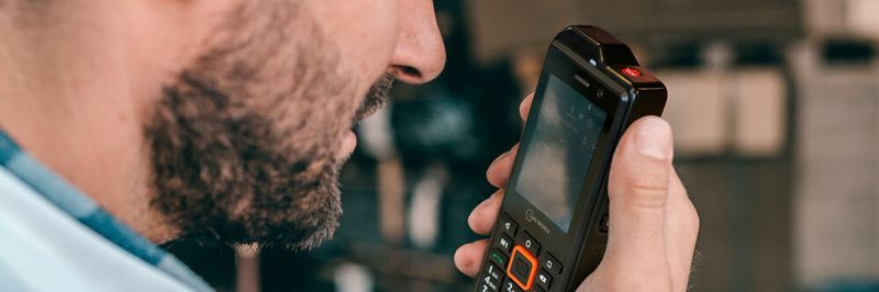 Das neue Feature Phone von i.safe MOBILE kann dank MCPTT-Unterstützung auch als Funkgerät in 4G/LTE-Netzen eingesetzt werden.
