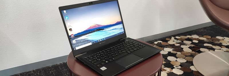 Dynabook setzt beim Portégé X30L-G-10H ein sehr helles aber trotzdem sparsames IGZO-Panel von Sharp mit 13,3-Zoll-Diagonale und Full-HD-Auflösung ein.