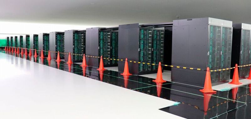 Mit Fungaku (hier ein Bild aus der Installationsphase am japanischen RIKEN-Institut) belegt erstmals ein ARM-basiertes System den ersten Platz der weltweit 500 leistungsstärksten Supercomputer.