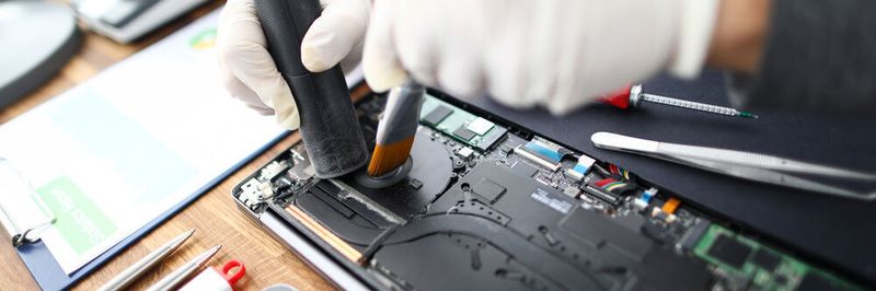 Die gebrauchten Geräte, die über den IT-Ankauf im Also-Online-Shop angenommen werden, durchlaufen beim Refurbisher Webinstore in Berlin einen Aufbereitungsprozess, der sie fit für den Verkauf und einen weiteren Einsatz macht.