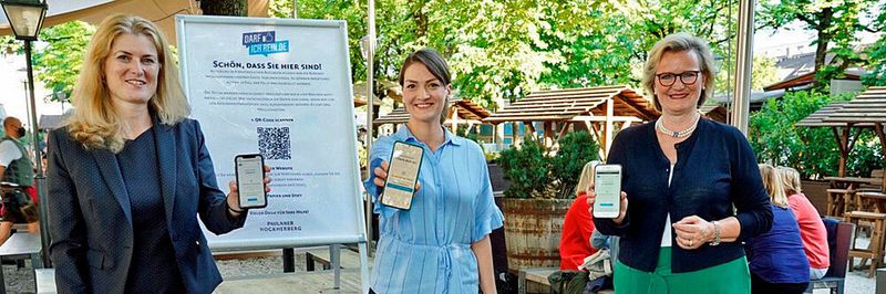 Die Registrierungslösung darfichrein.de, vorgestellt auf dem Nockherberg in München: die Bayerische Staatsministerin für Digitales, Judith Gerlach (Mitte), mit Gudrun Aschenbrenner (AKDB-Vorstandsmitglied; l.) und DEHOGA Bayern-Präsidentin Angela Inselkammer (r.)