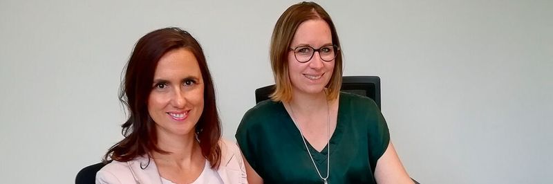 Veranstaltungstechnik abstimmen, Videos sichten, Regieplan präzisieren: Die Medical Mountains-Geschäftsführerinnen Yvonne Glienke (links) und Julia Steckeler haben im Vorfeld des Jubiläumstalks viel zu tun – und werden an dem Abend selbst vor der Kamera stehen.