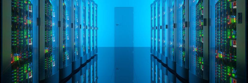 Serverkorridor in einem Rechenzentrum. Die Server, die Switches, die Storage-Devices, die USV ... alles muss gekühlt werden.