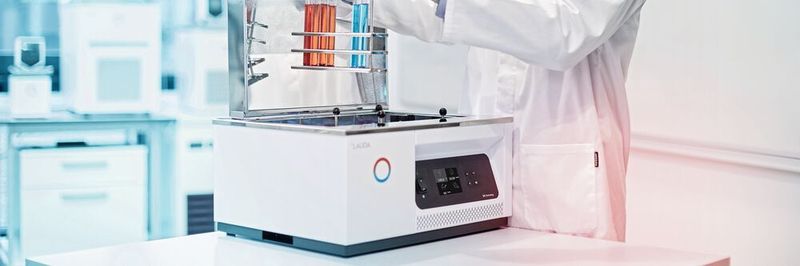 Die Lauda-
Hydro-Reihe umfasst sechs Wasserbäder, zwei Wasserbäder mit
Umwälzfunktion sowie drei Schüttelwasserbäder, dazu Abdampfbäder und ein Paraffinstreckbad.