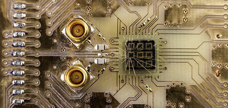 Ein mit einer Leiterplatte verbundener Quantenprozessor im Labor von John Nichol, einem Assistenzprofessor für Physik an der Universität Rochester. Nichol und Physikprofessor Andrew Jordan erforschen neue Wege zur Erzeugung quantenmechanischer Wechselwirkungen zwischen entfernten Elektronen. Eine auf diesem Weg erfolgende "Elektronenteleportation" verspricht enorme Fortschritte im Quantencomputing.