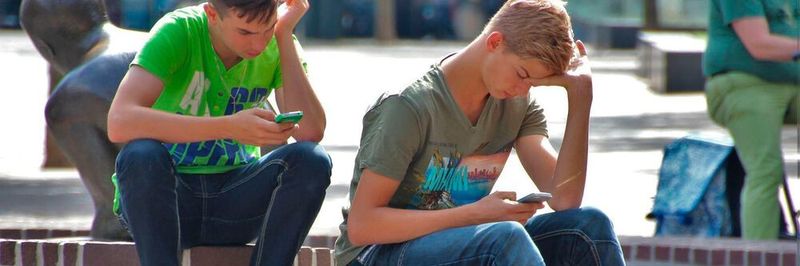 Junge Menschen wachsen heute mit Digitaltechnik auf. Das kann für die Digitalisierung in Unternehmen von großem Nutzen sein.