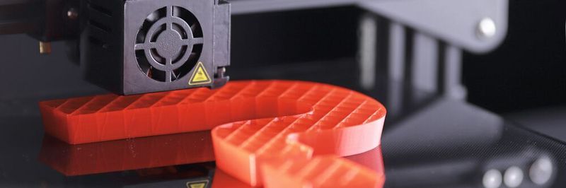 Auf sich ändernde Anforderungen schnell reagieren, bisher abgelehnte Kleinserien nun doch produzieren, neue Geschäftsmodelle entdecken und so wettbewerbsfähig bleiben – das könnte Ihnen passieren, wenn Sie Additive Fertigung in Ihr Unternehmen integrieren.