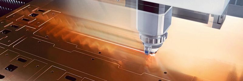 Beim Laserschneiden wird das Material aufgeschmolzen und mit Hilfe eines Gasstroms aus dem Schnittspalt geblasen.