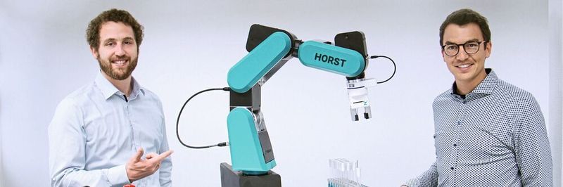 Die Geschäftsführer von Fruitcore Robotics, Jens Riegger (links) und Patrick Zimmermann, präsentieren Horst600. In der Ausführung für Labore, Pharma- und Chemieunternehmen ist er an die Schnittstellenanforderungen der Branche angepasst und besitzt spezielle Features und Module zur einfachen Handhabung von Reagenzgläsern oder Proben.