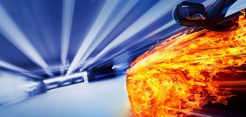 Mit der neuen Schutzdecke sollen Brände bei E-Fahrzeugen verhindert werden (Symobolbild).