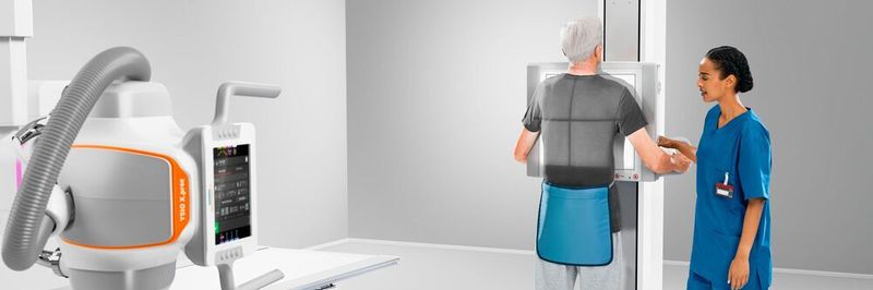 „Röntgen ist nach wie vor die am häufigsten eingesetzte Form der diagnostischen Bildgebung. Mit den angekündigten Innovationen ermöglichen wir nun auch in diesem Bereich den Einsatz von KI und heben damit das klassische Röntgen auf ein neues Niveau“, so Carsten Bertram, Leiter X-ray Products bei Siemens Healthineers.