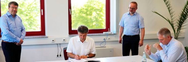 TÜViT und LS telecom bauen ihre Zusammenarbeit aus. Im Mittelpunkt stehen Beratung, Netzplanung und Sicherheit rund um das Thema 5G-Campusnetze.
