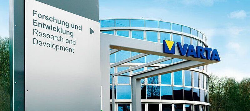 Varta erhält vom Bundesministerium für Wirtschaft und Energie (BMWi) sowie von den Bundesländern Baden-Württemberg und Bayern insgesamt 300 Millionen Euro Förderung. Das Geld fließt in zwei Projekte für Forschung und Entwicklung zur industriellen Nutzung von Lithium-Ionen-Batteriezellen.