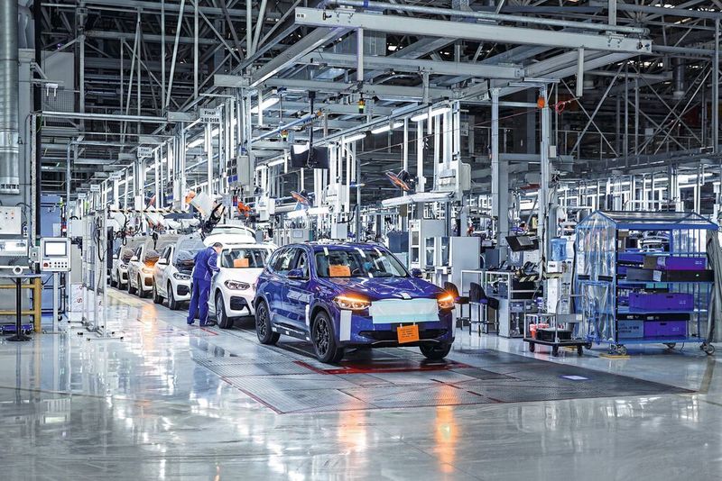 Bereits vor der Coronakrise initiierten BMW – hier ein Blick in die Fertigung des iX3 – und andere OEMs diverse Sparprogramme. Entsprechend hoch ist der Druck auf die Zulieferer.