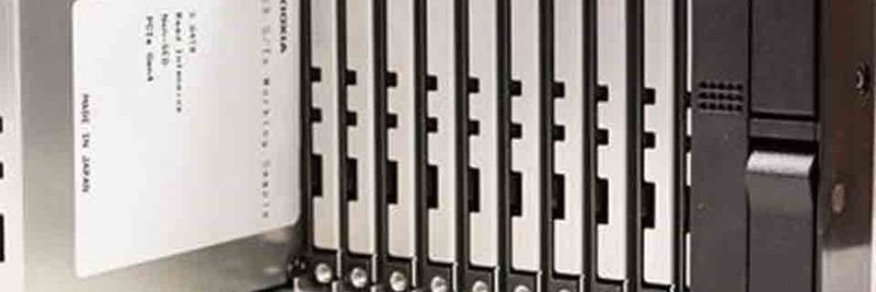 Die Abbildung zeigt SSDs, die auf einen 2HE-großen Rack-Server-Prototypen mit maximal 48 Einheiten montiert sind. In der Kombination aus E3.S-Evaluierungsmodell und einem 2HE-Evaluierungsmodell für Rack-Server hat Kioxia zusammen mit Serverherstellern Zielgeräte evaluiert, zum Beispiel um die Systemleistung und die Wärmeableitung bewerten zu können.