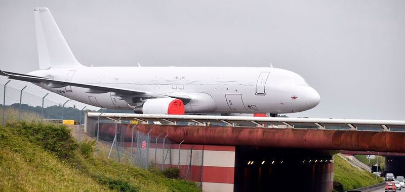 Der Flugzeugbauer Airbus will wegen der Luftfahrt-Krise weltweit 15 000 Stellen streichen - über 5000 davon allein in Deutschland. Hinzu kommt noch ein Stellenabbau bei Tochterunternehmungen.