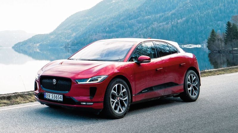 Wird in Oslo induktiv geladen: ein Jaguar I-Pace