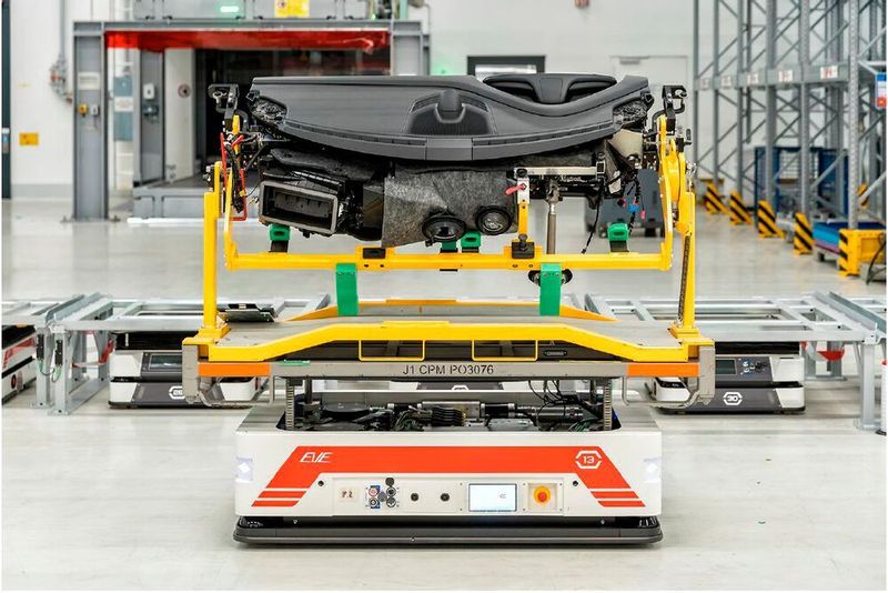 Porsche nutzt die Serva-Transportsysteme für die automatisierte Versorgung der Taycan-Montage.